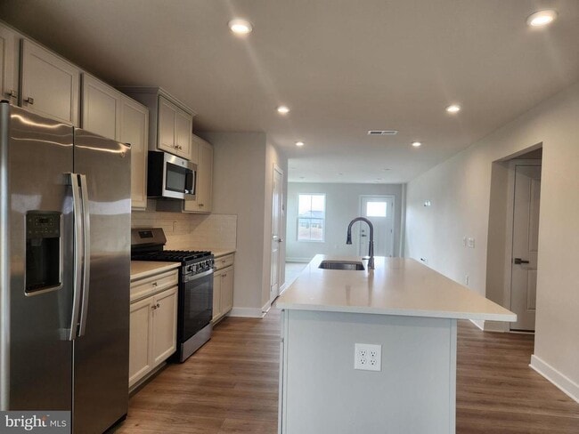 Building Photo - 377 Waterside Sq