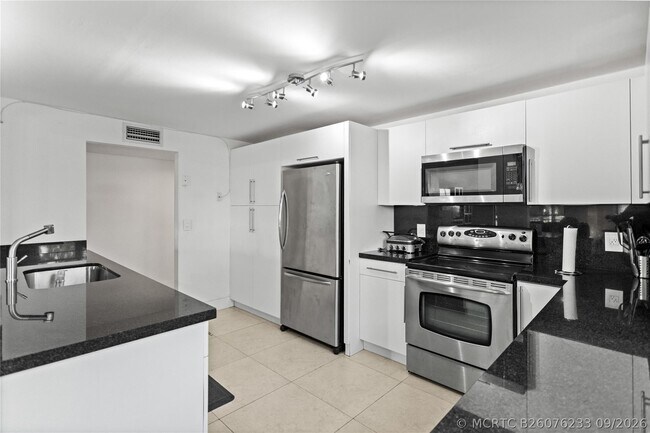 Foto del edificio - 16051 Blatt Blvd