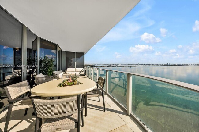 Foto del edificio - 700 NE 24th St