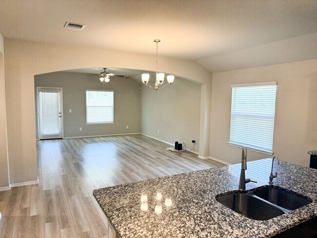 Foto del edificio - Available Now Beautiful 1 story, 4 bedroom...