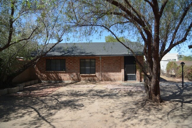Building Photo - Remodeled 1 Bedroom 1 Bath House! Central Tucson Location!
