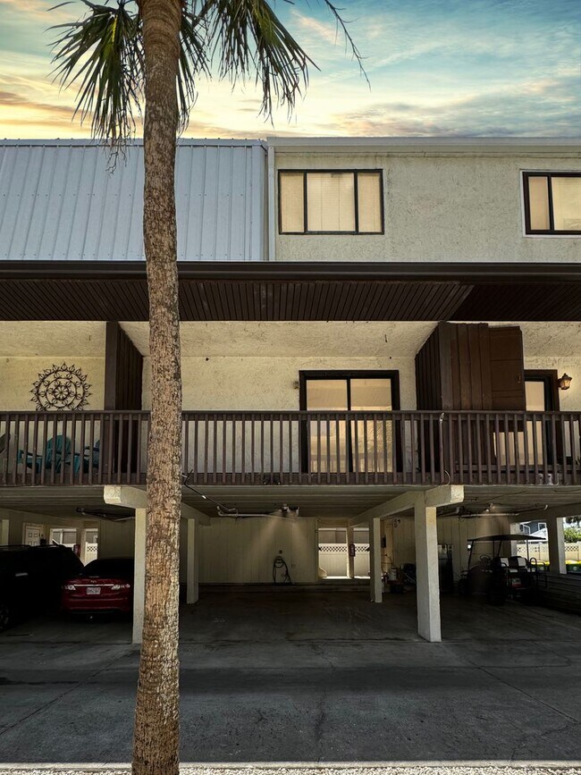 Foto del edificio - 2/2.5 Condo in Jacksonville Beach - 2 Minute Walk to the Beach! Storage Area, Covered Parking, Pe...