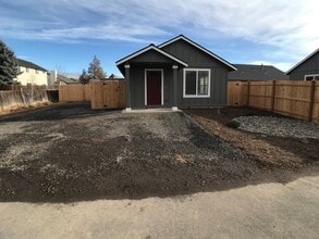 Building Photo - 957 NW Oak Ave