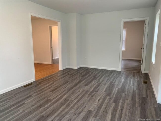 Foto del edificio - 533 Salmon Brook St