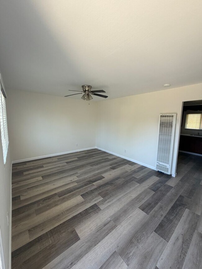 Foto del edificio - Recently Renovated 2BD/1BA Triplex Unit - Conveniently Located!