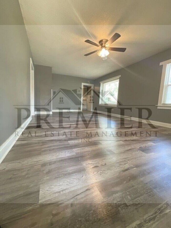 Building Photo - 2 bed / 1 bath house 1812 S Cedar Ave Inde...