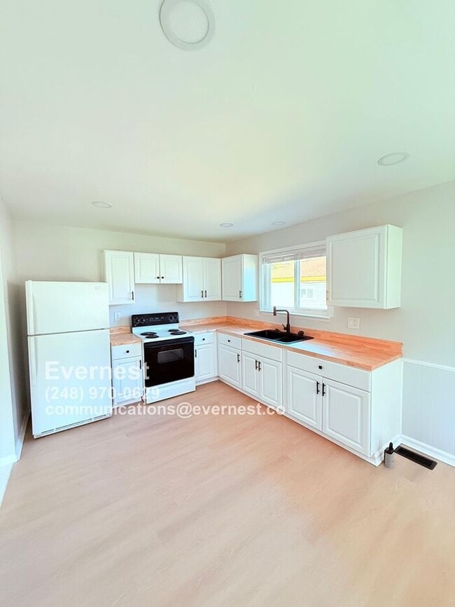 Building Photo - Charming 3-Bedroom Home with Spacious Yard...