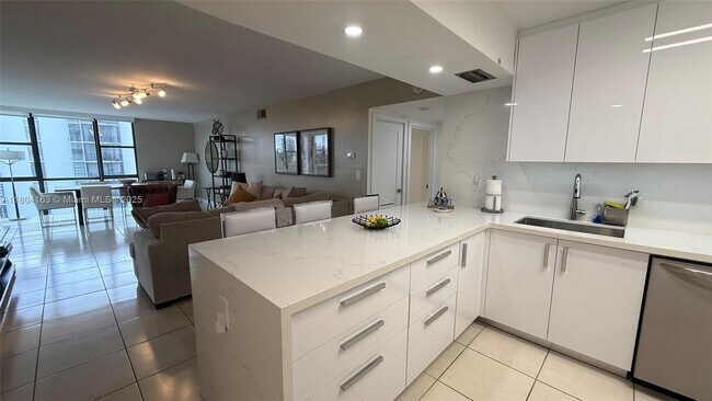 Building Photo - 3625 N Country Club Dr