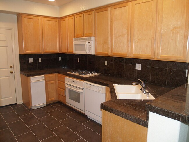 Building Photo - Scarlett Place Townhouse 3BD/2.5BA + Loft ...