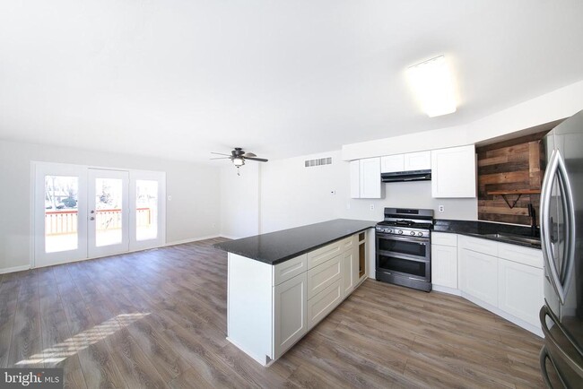 Foto del edificio - 200 Dylan Dr