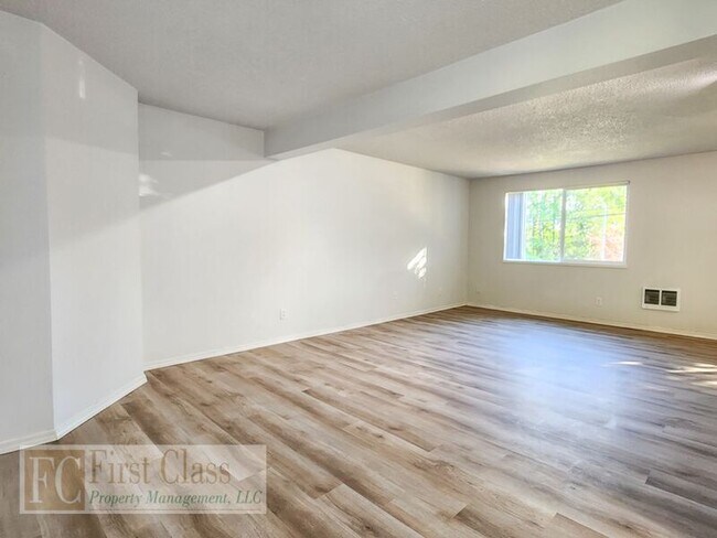 Building Photo - Maple Court Apartments