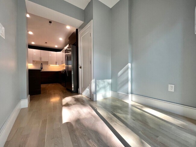 Foto del edificio - Luxury 4 Bed/2 Bath, LAUNDRY IN-UNIT, Newl...