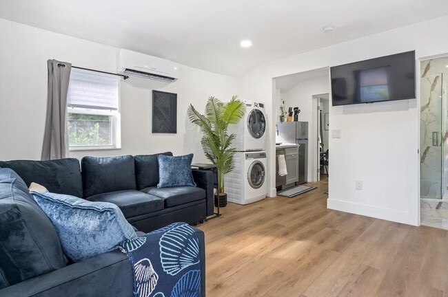 Foto del edificio - 328 NE 57th St