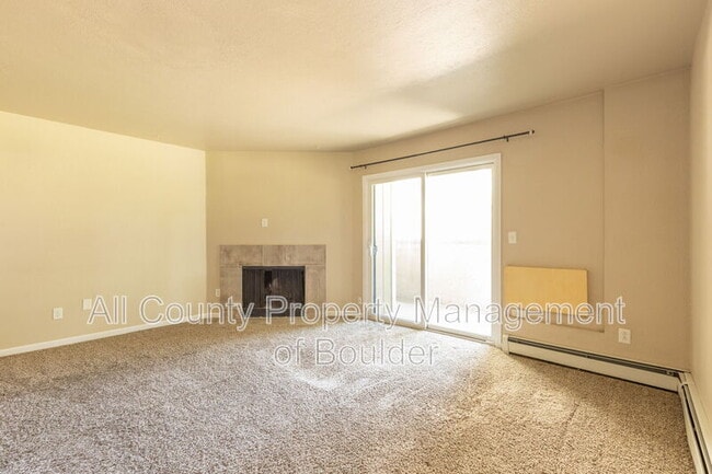 Building Photo - 695 Manhattan Dr