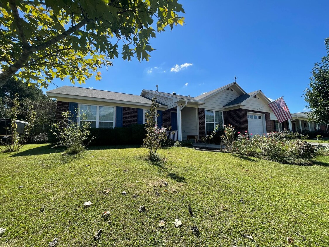 Foto principal - Nice Brick 3/2 House in Garden Lakes- $1,595