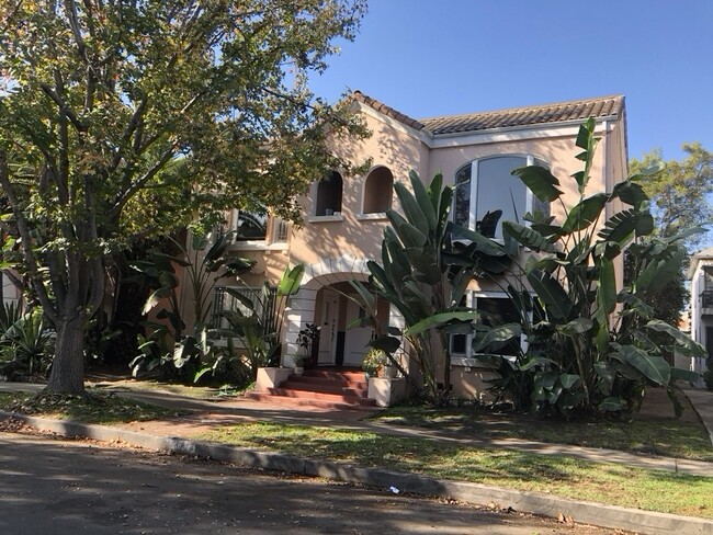 Building Photo - 425 N Orange Grove Ave