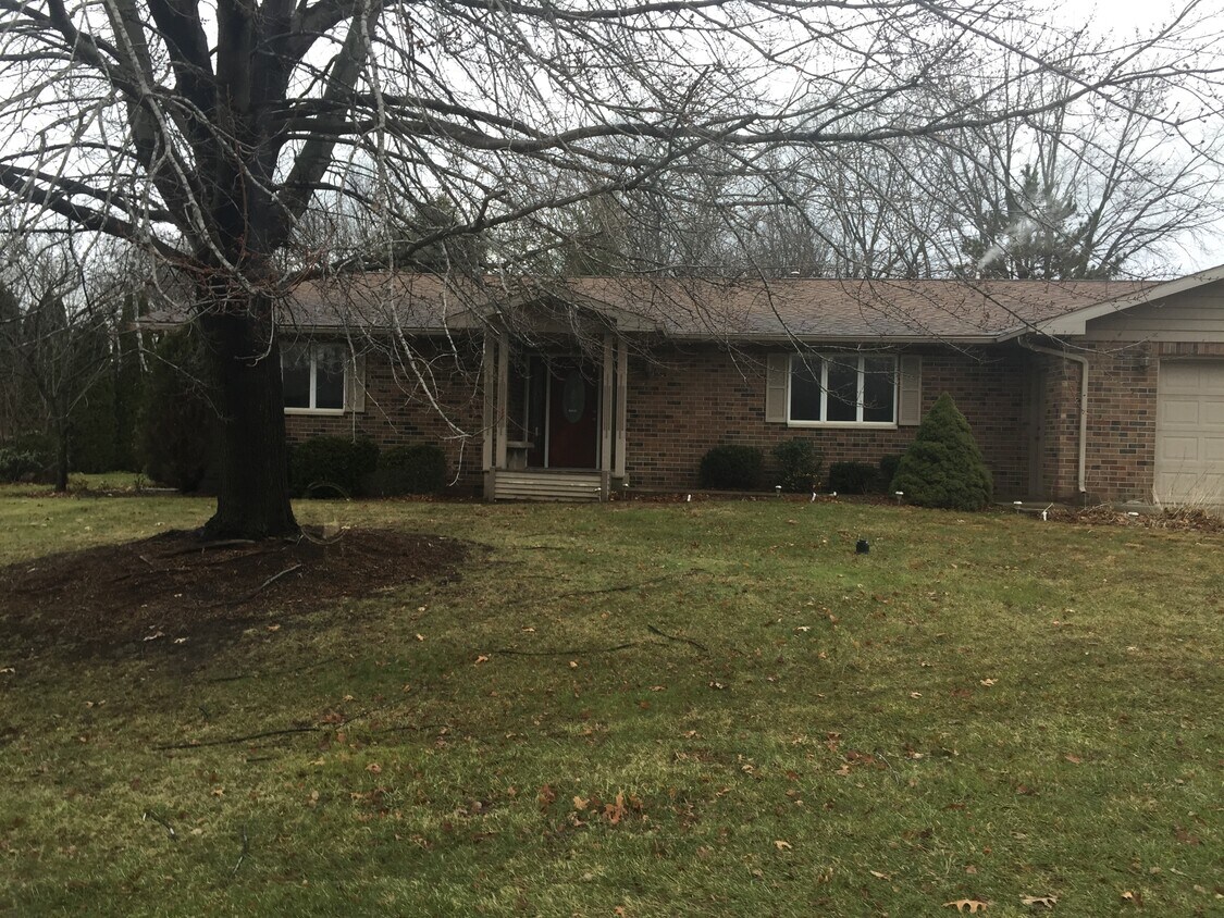 Foto principal - 7799 Surrey Ln