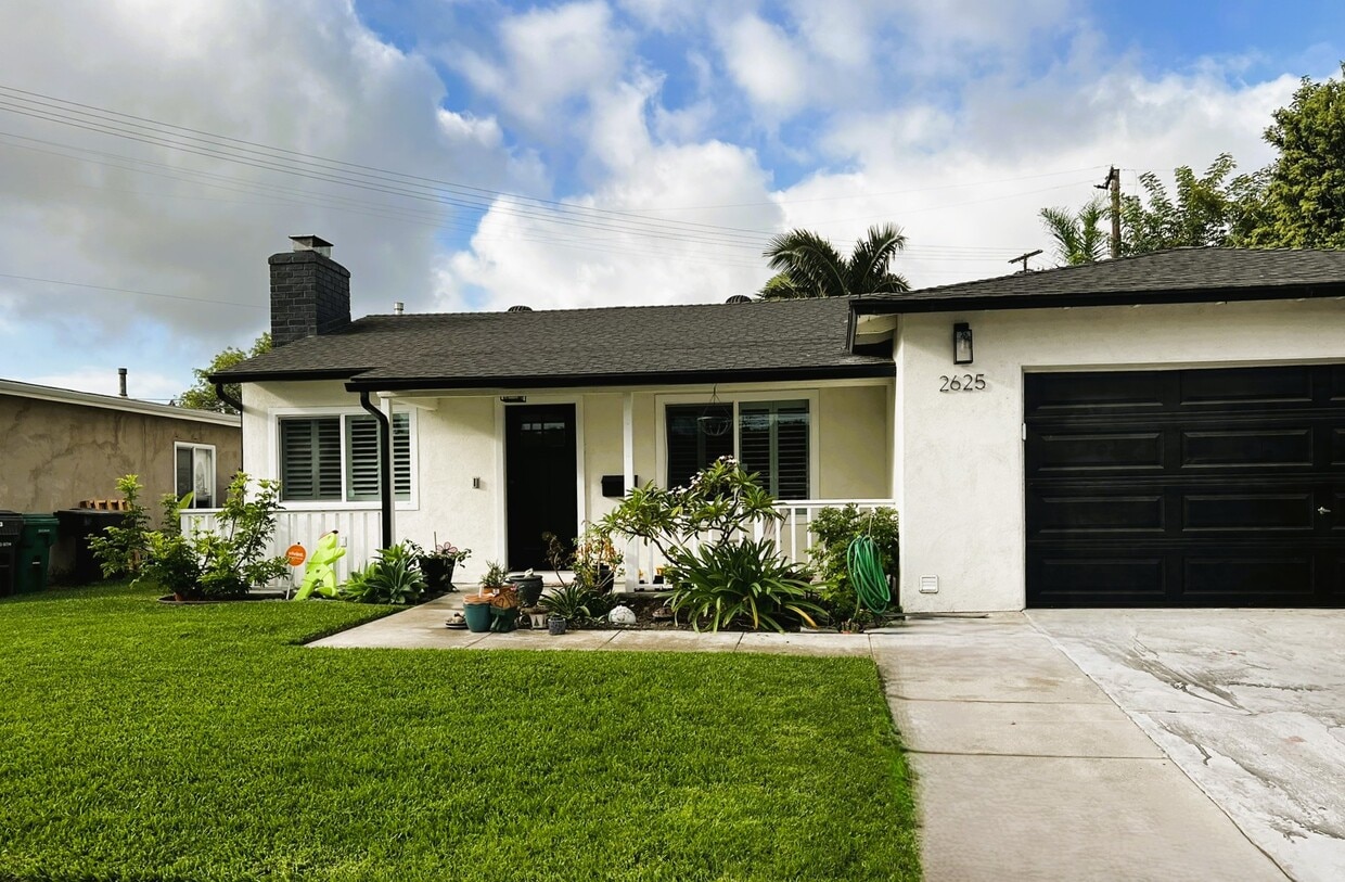 Foto principal - 2625 Vuelta Grande Ave
