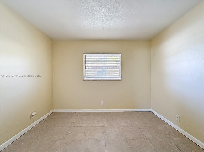 Building Photo - 240 NW 40th Ct