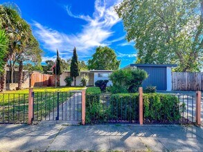 Building Photo - 263 Los Altos Pl