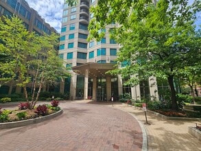 Building Photo - 400 N La Salle Dr