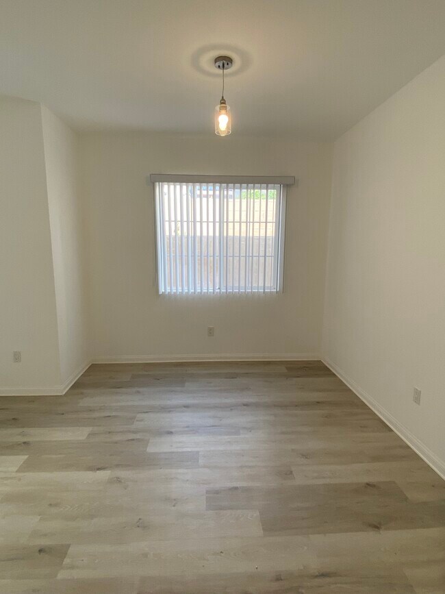 Building Photo - 9731 Vesper Ave
