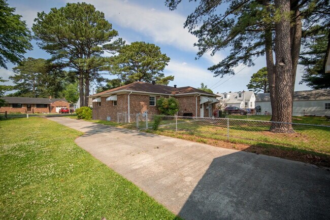 Building Photo - 1110 Hazel Ave