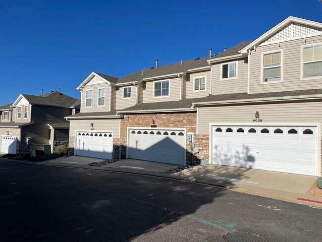 Building Photo - Cute 2bd, 2.5ba Townhome Across from Cotto...