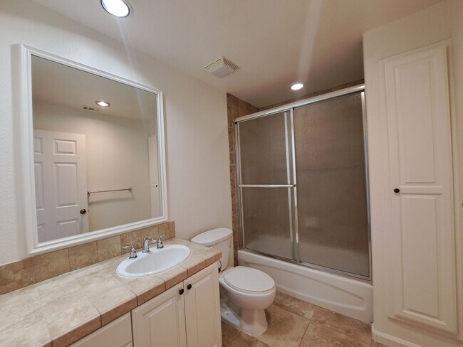 Building Photo - Huge Yard & HVAC!