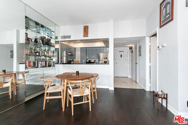 Building Photo - 7135 Hollywood Blvd