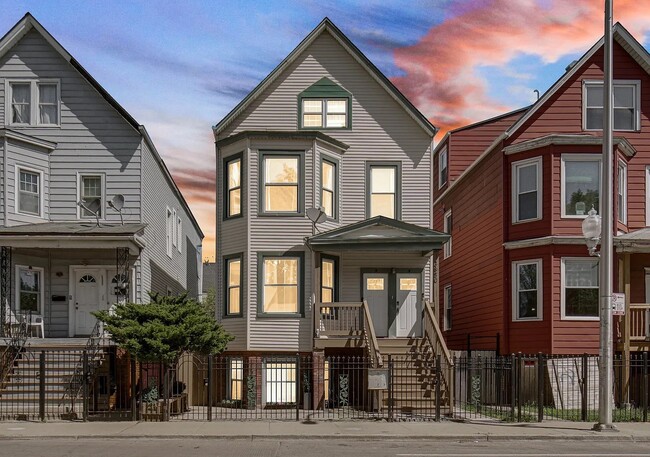 Building Photo - 3850 W Diversey Ave