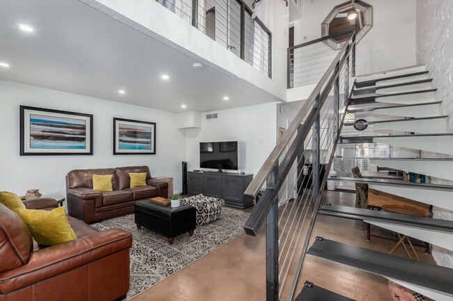 Building Photo - 2 bedroom loft townhome in Old Town Scotts...