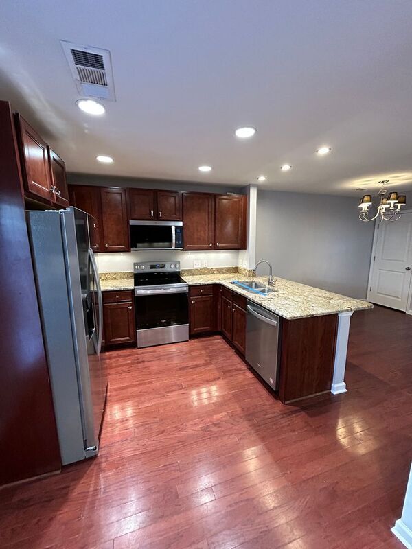 Foto del edificio - 1347 Riverbrook Dr