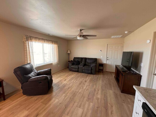 Foto del edificio - 360 Brownstone Rd