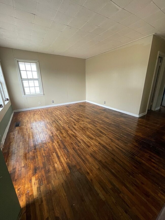 Building Photo - Darling 2 Bedroom in Nice Quiet Area