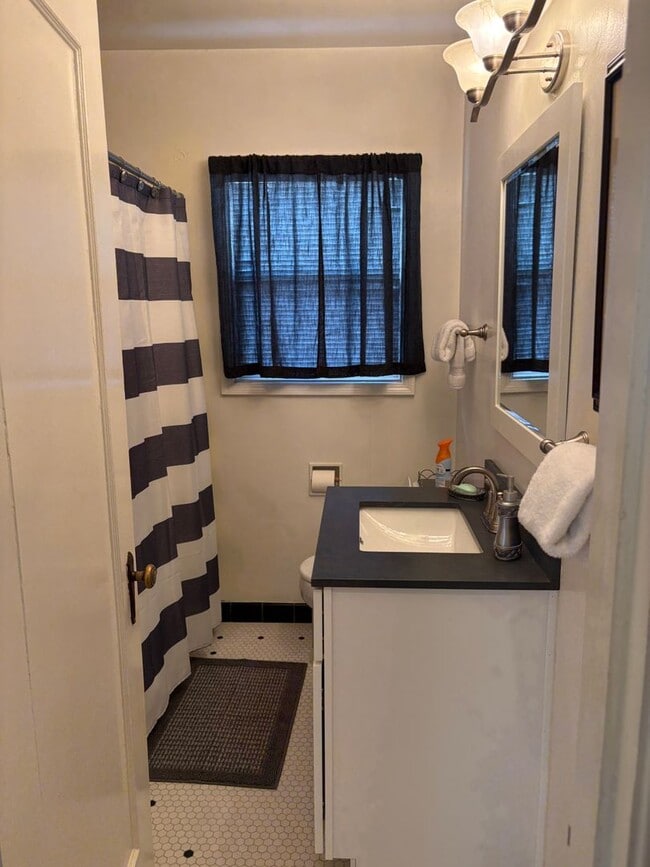 Building Photo - Charming 2 bedroom near downtown Modesto- Furnished option available