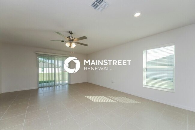 Foto del edificio - 4 Bedroom Pet-Friendly Home in Mascotte, FL with Main Street Renewal
