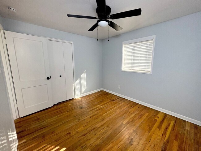 Building Photo - 445 - 451 Glenview Ct.