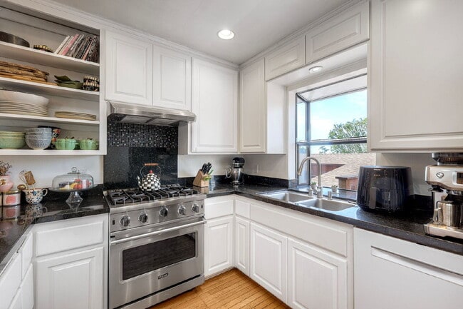 Foto del edificio - "Charming Coastal Retreat: 3-Bedroom Sanctuary on Agate Street, San Diego"