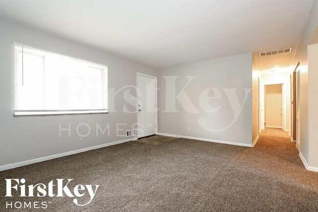 Foto del edificio - 5844 Sylvan Dr