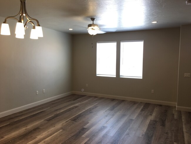 Building Photo - 3 bed 2 bath Townhome for rent, small dog ...