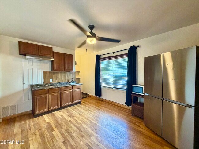 Foto del edificio - 7404 Franklin Dr