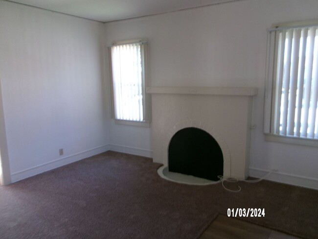 Building Photo - 2 BEDROOM HOUSE LOCATED IN MID TOWN VENTURA