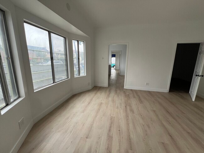 Building Photo - 2141 Venice Blvd