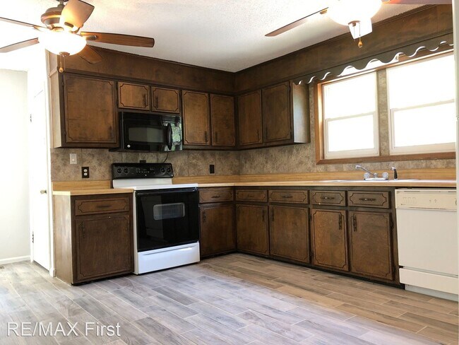Building Photo - 3 br, 1 bath House - 1870 E. Old Topside Rd.
