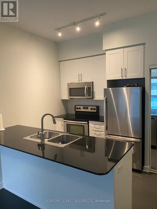 Photo du bâtiment - 4070-4070 Confederation Pkwy