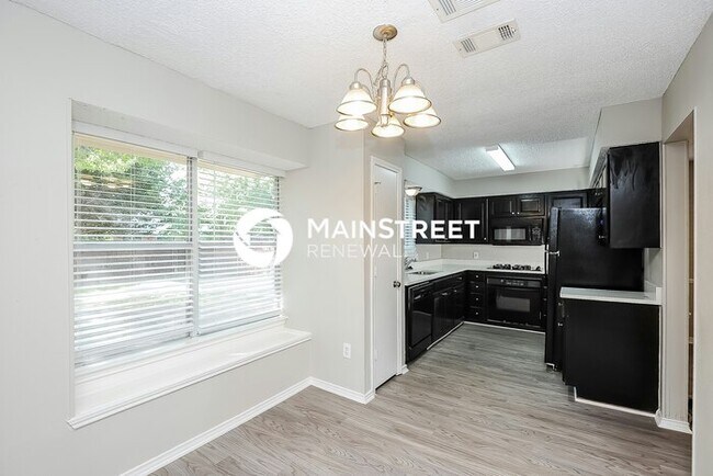 Foto del edificio - 4 Bedroom Pet-Friendly Home in Grand Prairie, TX with Main Street Renewal