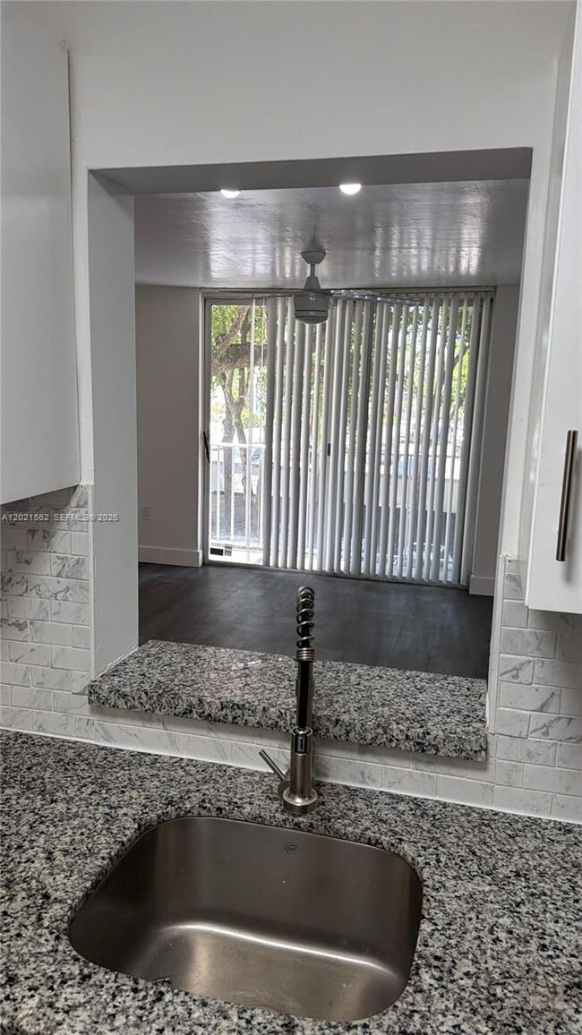 Foto del edificio - 1740 NW N River Dr