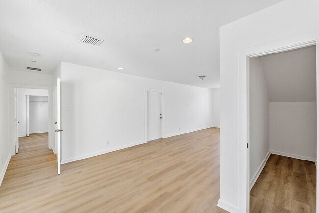 Foto del edificio - LARGE 3-bed, 3-bath townhome with 2-car ga...