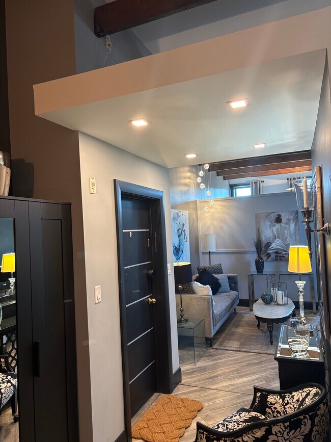 Photo du bâtiment - Historical Charm Open Concept